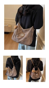 Borsa tote vintage marrone con logo M in metallo e ciondolo orso in uso reale