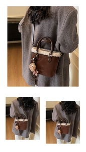 Détail du sac seau en daim marron avec bordure en peau de mouton blanche et peluche
