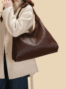 Grand sac cabas en cuir tressé marron foncé style hobo porté par un mannequin