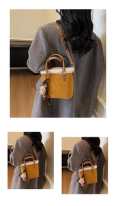 Détail du sac seau marron avec bordure en molleton blanc et breloque en peluche douce
