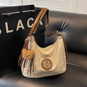 Borsa Tote in Pelle PU Vintage Grande Capacità Borsa a Tracolla da Pendolare Con Decorazione Lettera M in Metallo E Ciondolo Orso Borsa Hobo Casual