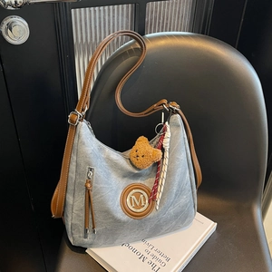 Borsa tote vintage in tela lavata grigia con cinturini in pelle e ciondolo a forma di orso