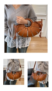 Détail du sac en cuir marron en forme d'éventail avec rivets et poignée tressée
