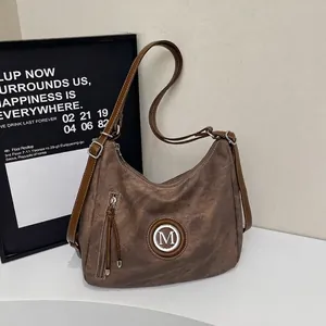 Borsa hobo vintage marrone in tela con logo M in metallo e tracolla in pelle