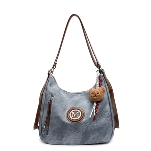 Borsa tote in tela blu retrò con manici in pelle e simpatico ciondolo a orsetto