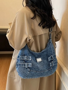 Sac bandoulière demi-lune en denim bleu foncé avec boucles argentées réglables