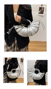 Sac à main argenté en forme d'éventail avec rivets dorés et poignée ronde tressée