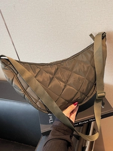 Borsa a tracolla trapuntata verde oliva a mezzaluna con tracolla regolabile per donna