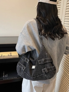 Grand sac bandoulière en denim gris anthracite style vintage avec sangles réglables