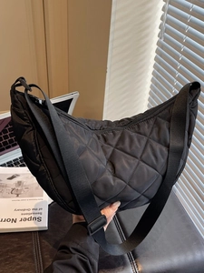 Borsa a tracolla a mezzaluna trapuntata nera con cinturino regolabile casual
