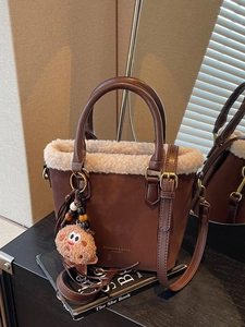 Sac Seau Vintage en Suède pour Femmes Rétro Peluche Épissage Sac à Main Bandoulière avec Charmants Mode Automne Hiver Sac Banlieue