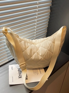Borsa a tracolla beige trapuntata a mezzaluna con ampia tracolla regolabile
