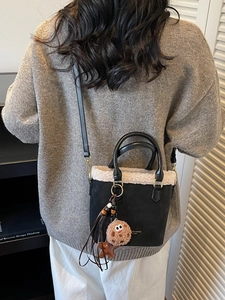 Sac seau rétro en suédine noire avec bordure en polaire blanche et pendentif