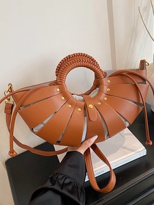 Sac à main marron ajouré en forme d'éventail avec poignée tressée et pochette intérieure