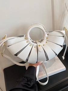 Sac à main blanc en forme d'éventail avec rivets dorés et poignée ronde tissée