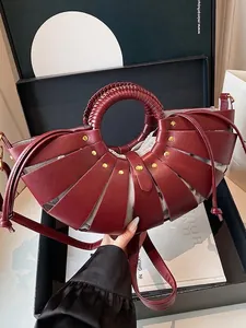 Sac à main bordeaux avec rivets dorés et poignée tressée pour femmes