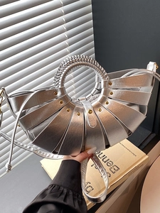 Sac à main demi-lune argenté chic avec design ajouré et poignée anneau tressée