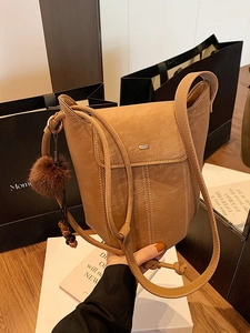 Borsa Secchiello in Pelle PU Satinata Vintage per Donna Elegante Borsa a Tracolla Con Cuciture a Contrasto e Ciondolo a Pompon