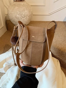 Borsa a secchiello vintage in pelle marrone con cuciture a contrasto e ciondolo peluche