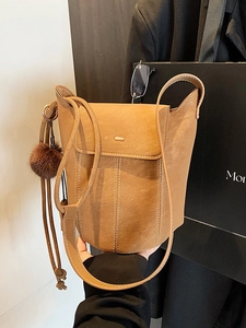 Borsa a secchiello vintage in pelle marrone con cuciture bianche e ciondolo a sfera