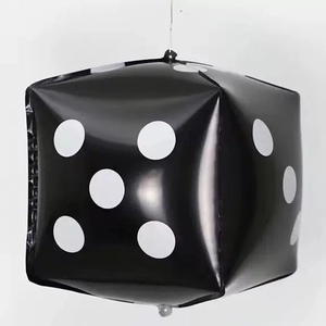 Aufblasbarer schwarzer Würfel-Folienballon mit weißen Punkten für Casino-Partydeko