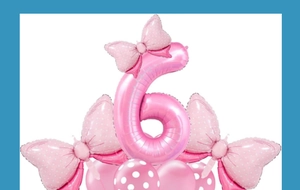 Détail d'un ballon chiffre 6 rose et ballons nœuds pour décoration de 6ème anniversaire