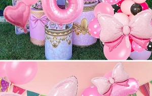 Détail de ballons en aluminium rose et latex pour la décoration d'une fête d'anniversaire