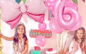 Détail du set de ballons nœud rose et numéro 6 avec décor de fête de princesse