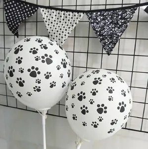 Weiße Latexballons mit schwarzen Hundepfotenabdrücken für Partydekorationen am Stab