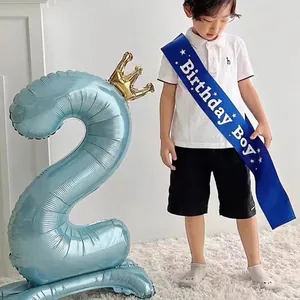 Ballon chiffre 2 bleu avec couronne dorée et écharpe Birthday Boy pour anniversaire
