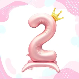 Détail du ballon chiffre 2 rose de 42 pouces avec couronne dorée et base stable