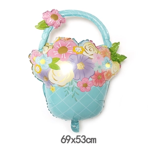 Détail d'un ballon panier de fleurs bleu clair avec imprimé floral, taille 69x53cm