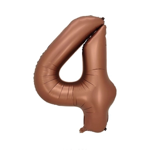 Gros plan du ballon chiffre 4 en aluminium chocolat avec texture métallique mate