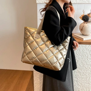 Stepptasche in Champagnergold mit Rautenmuster und großem Fassungsvermögen für Damen