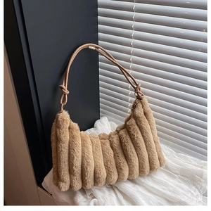 Détail du sac en peluche camel avec texture plissée et poignée en cuir nouée