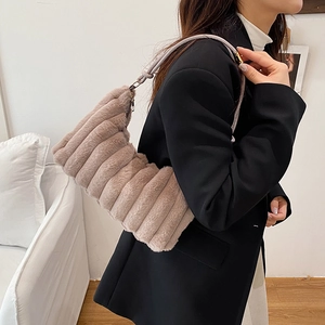 Sac à épaule en peluche beige d'hiver avec texture plissée et design minimaliste