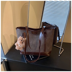 Retro brown tote bag featuring cartoon cat print and plush bear charm for daily commute