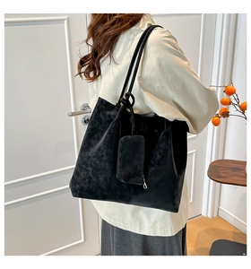 Detail der großen schwarzen matten Wildleder-Tote-Bag mit kleinem passendem Beutel