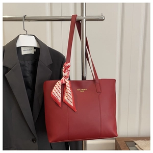 Sac cabas rouge avec détail de foulard en soie suspendu pour un look professionnel