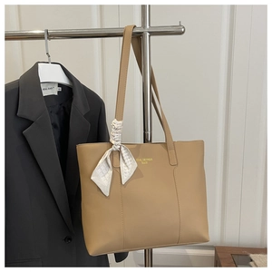 Détail du sac fourre-tout en cuir camel avec foulard en soie et texte Tidal Dryness