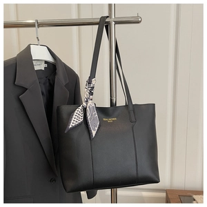 Sac fourre-tout noir classique avec anse décorative en soie et lettrage doré élégant