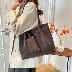 Große dunkelbraune Tote-Tasche in Matt-Optik mit passendem Beutel in schlichtem Ambiente