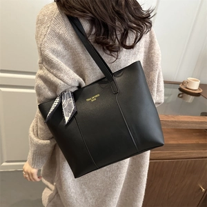 Sac fourre-tout minimaliste en cuir noir mat avec foulard floral et logo doré