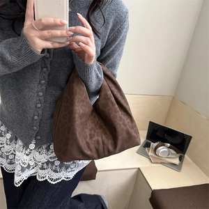 Schicke Hobo-Handtasche mit Leopardenmuster aus braunem Plüsch, lässiger Stil