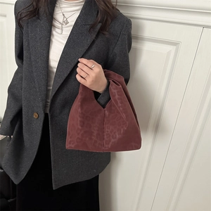 Burgunderrote Handtasche mit Leopardenmuster im minimalistischen Knoten-Design