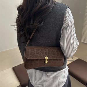Elegante borsa sottobraccio leopardata con chiusura a scatto dorata e tracolla sottile