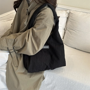Chic black pleated tote bag for women with large capacity and Fashion tag design