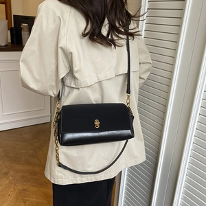Klassische schwarze Vintage-Umhängetasche mit goldener Schnalle und Kettenriemen