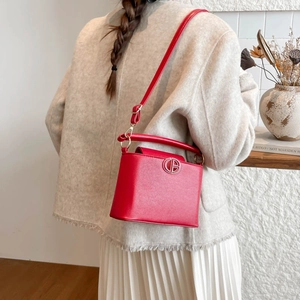 Elegante borsa a mano rossa in ecopelle con logo dorato e tracolla regolabile