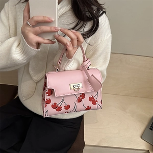 Borsa tote rosa con stampa di ciliegie e chiusura a girello in una scena di vita